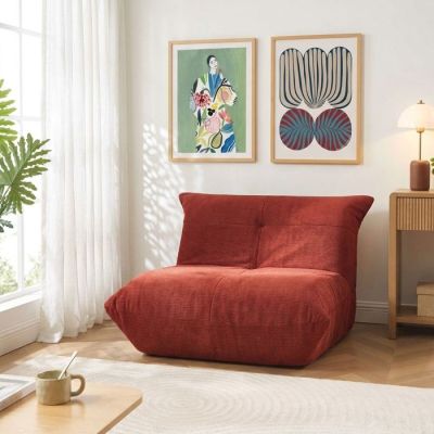 un salon avec un canapé rouge et une table basse