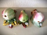 trois figurines d'oiseaux posées sur une table