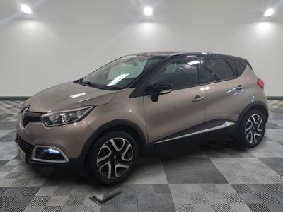 le nouveau renault c - cross suv est garé dans un showroom