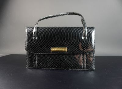 sac à main en peau de serpent noire avec une poignée en métal doré