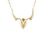 gros plan d'un collier sur fond blanc