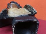 une paire de chaussures posée sur une table