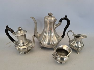 trois pièces en argent pour le thé et le café sur une table