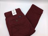 une photo d'un pantalon rouge sur fond blanc
