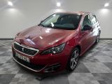 la voiture rouge est garée dans le garage sur le sol en damier