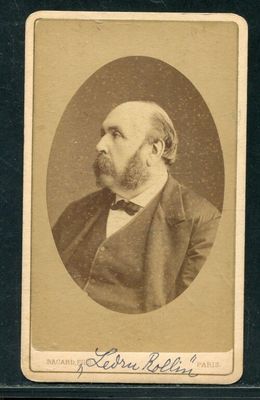 une vieille photo d'un homme barbu en costume et nœud papillon