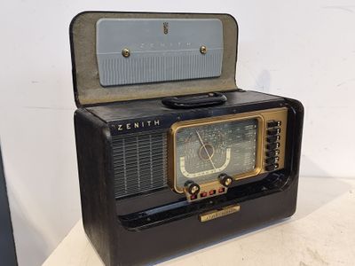 une radio à l'ancienne posée sur une table