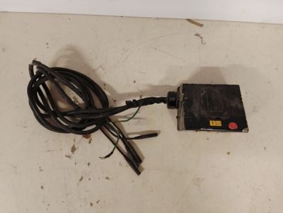 un câble relié à un appareil posé sur une table