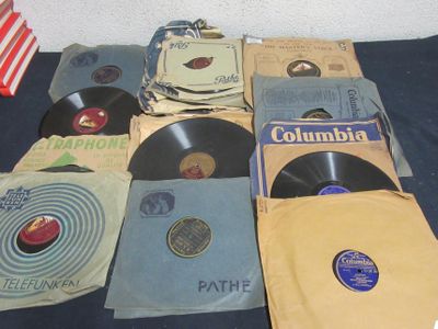 tout un tas de vieux disques posés ensemble sur la table