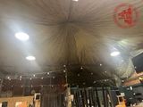 une grande tente dans laquelle il y a beaucoup de lumières