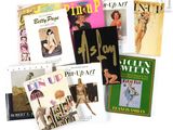 un grand nombre de livres posés sur une table