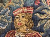 un gros plan d'une tapisserie sur laquelle figure l'image d'un homme