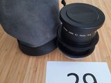 un objectif d'appareil photo et un sac posés sur une table