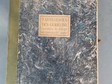 un vieux livre posé sur une table