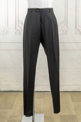 Le mannequin porte une chemise blanche et un pantalon noir.