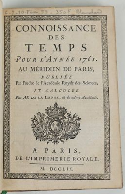 un livre ouvert sur lequel figure un blason