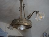 un lustre suspendu au plafond d'une pièce