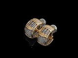 une paire de boutons de manchette en or et diamants
