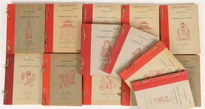 plusieurs livres sont empilés sur une surface blanche