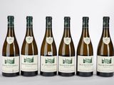 six bouteilles de vin sont alignées dans une rangée
