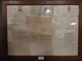 une photo d'un document encadré exposé dans un musée