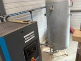 une machine installée à côté d'un grand réservoir