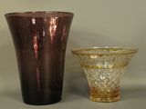 deux vases posés l'un à côté de l'autre sur une table