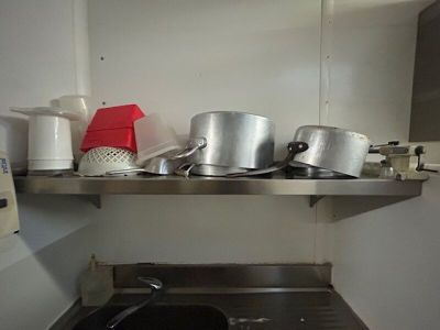 Une petite étagère d'applique murale en inox (120 x 38.5cm)