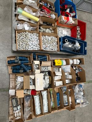 de nombreuses boîtes contenant des objets divers accrochées au mur