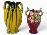 deux vases posés l'un à côté de l'autre sur une surface blanche