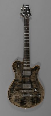 une guitare électrique accrochée au mur d'une pièce