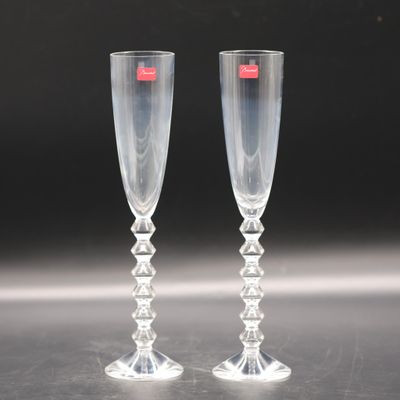 une paire de verres à vin transparents posés sur une table