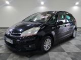 la photo d'une petite voiture noire garée dans un garage