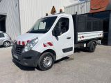 un camion blanc garé devant un bâtiment