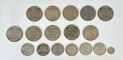 gros plan d'un paquet de pièces de monnaie sur une surface blanche