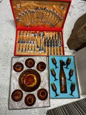 une boîte rouge contenant de l'argenterie, posée sur une table