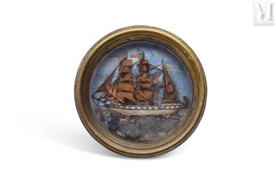 une photo d'une miniature représentant un bateau, dans un cadre doré
