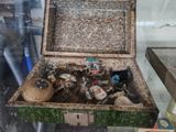 une vieille valise contenant de nombreux objets