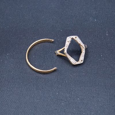 gros plan d'une bague en or surmontée d'un diamant
