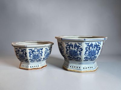 pair of chinese blue and white porcelain bowls