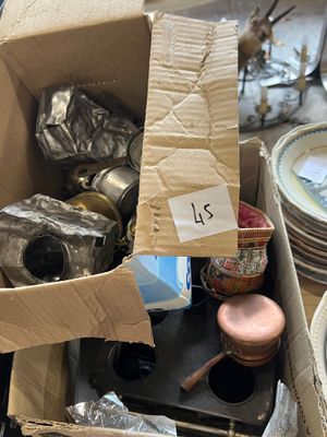 une boîte en carton remplie d'objets divers posée sur une table