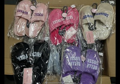 plusieurs paires de mitaines roses, violettes et noires dans une boîte en carton
