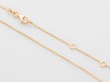 une paire de bracelets en chaîne en or sur fond blanc