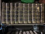 beaucoup de vieux livres sur une étagère dans une pièce