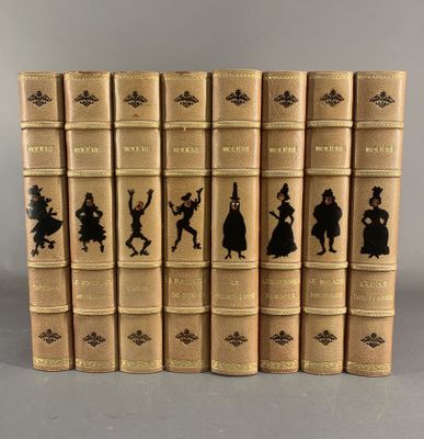 un lot de six livres ornés de silhouettes de personnes
