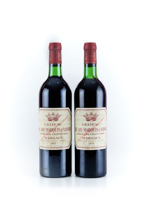 deux bouteilles de vin rouge posées l'une à côté de l'autre sur une surface blanche