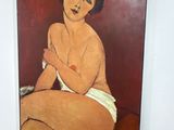 une peinture représentant une femme en maillot de bain accrochée au mur