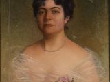 portrait d'une femme en robe blanche, avec une rose dans les cheveux