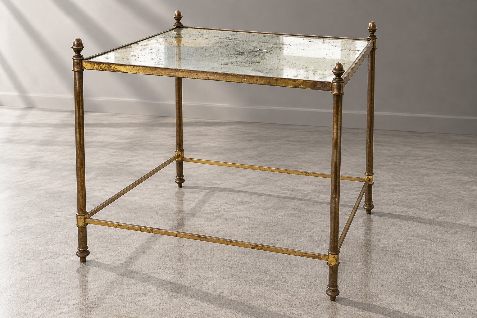 Dans le goût de BAGUES. Petite table de salon de forme recta…