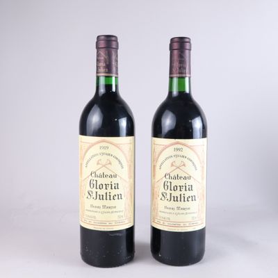 deux bouteilles de vin rouge posées l'une à côté de l'autre sur une table